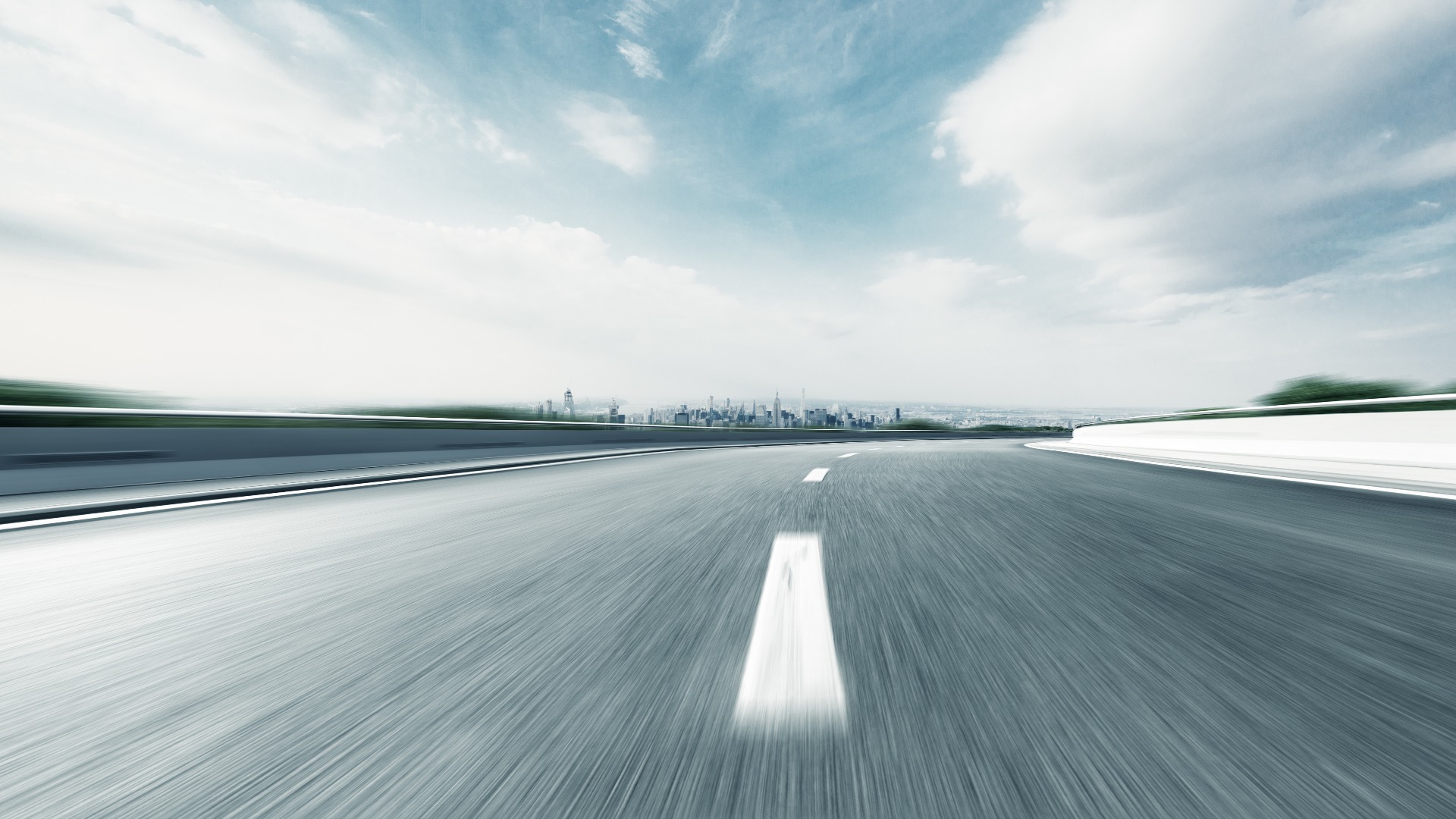 eine menschenleere Autobahn durch eine moderne Stadt